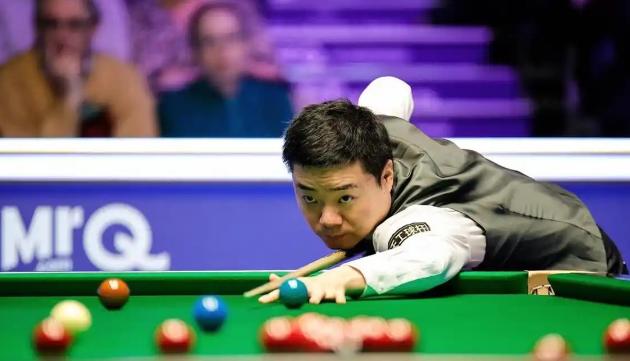 奥沙利文对着镜头一字一句地说：没有丁俊晖，我们这帮世界冠军，现在全在开出租车。二