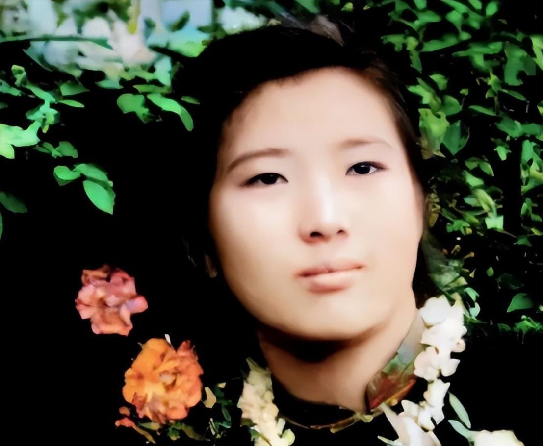 1955年，武汉女大学生吴明珠，放弃了城里的工作，趁父母不注意，连夜逃往新疆，父