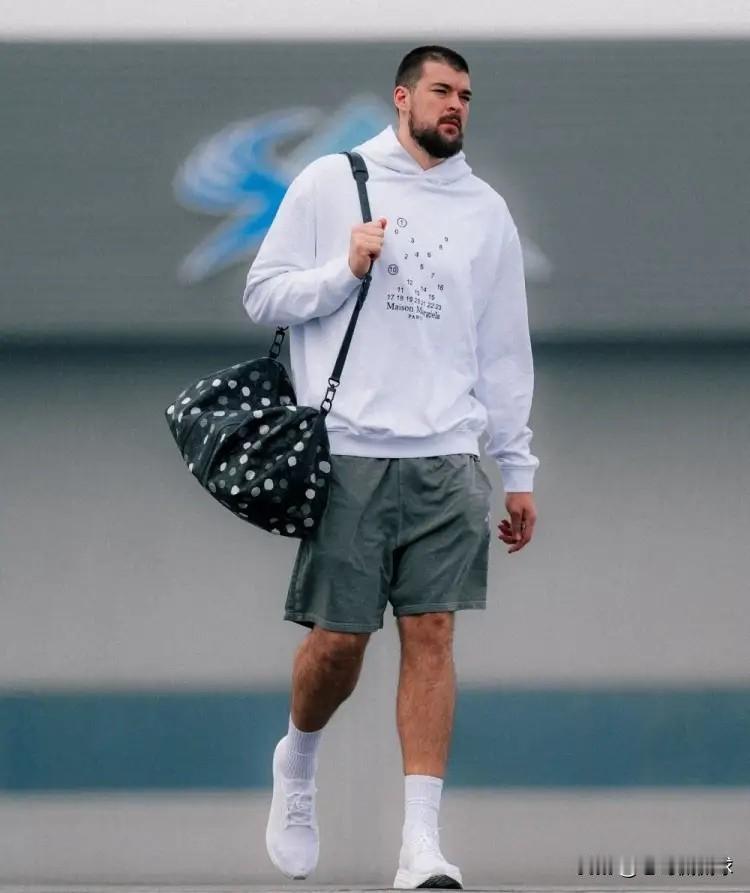 快船队记Law Murray真是太杀人诛心了！在今天快船主场迎战魔术的比赛中，快