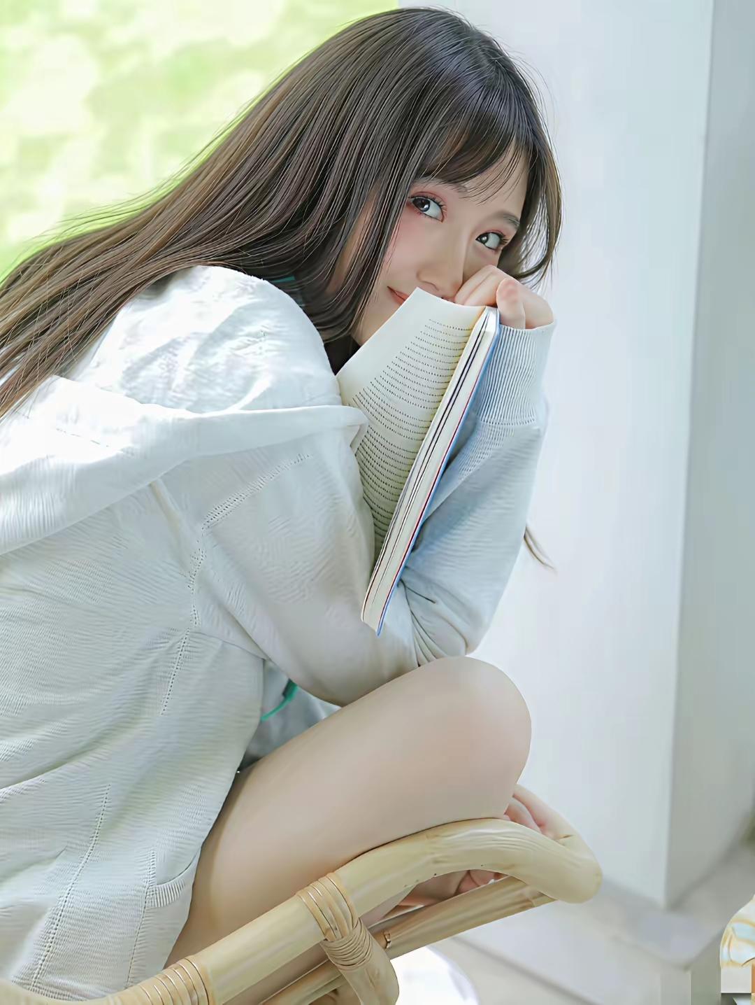 年轻真好！
未来可以去想象，可以去争取，
想着想着，姑娘时而羞涩，时而轻笑……