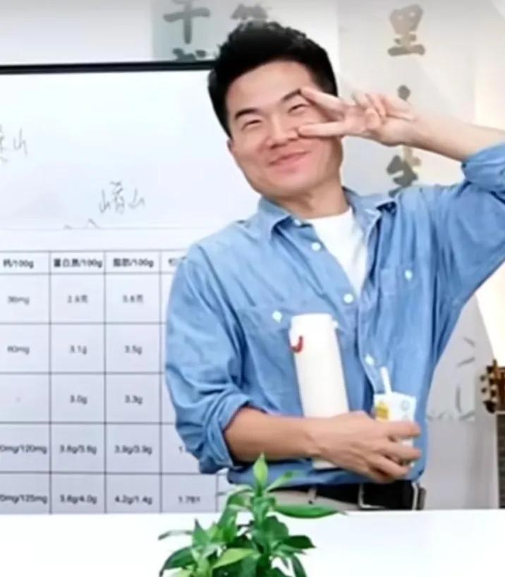董宇辉剪刀手一出两三天起步
这次是九天[捂脸]
最快10.9日上播
不上播不代表
