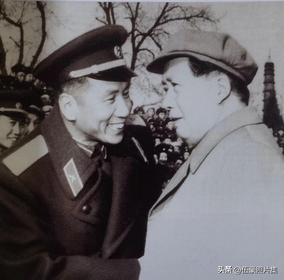 1957年3月，毛泽东主席在接见中国人民解放军炮兵战斗训练积极分子代表会议全体代