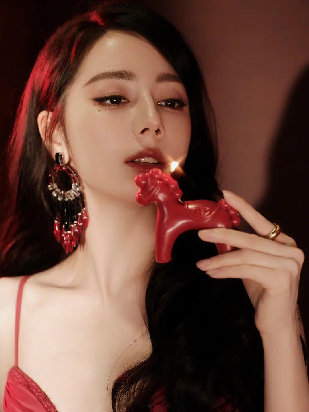 迪丽热巴刚发的写真 怎么和春晚长的不一样 