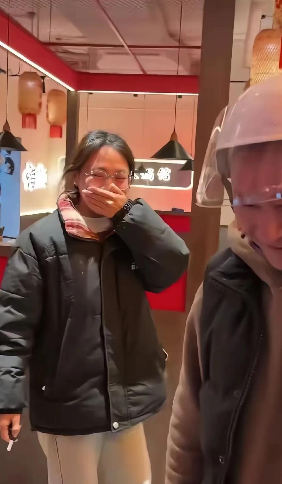 3000块钱，
直接买断了一个打工人的“死心塌地”。
​四川一火锅店老板，刷手机