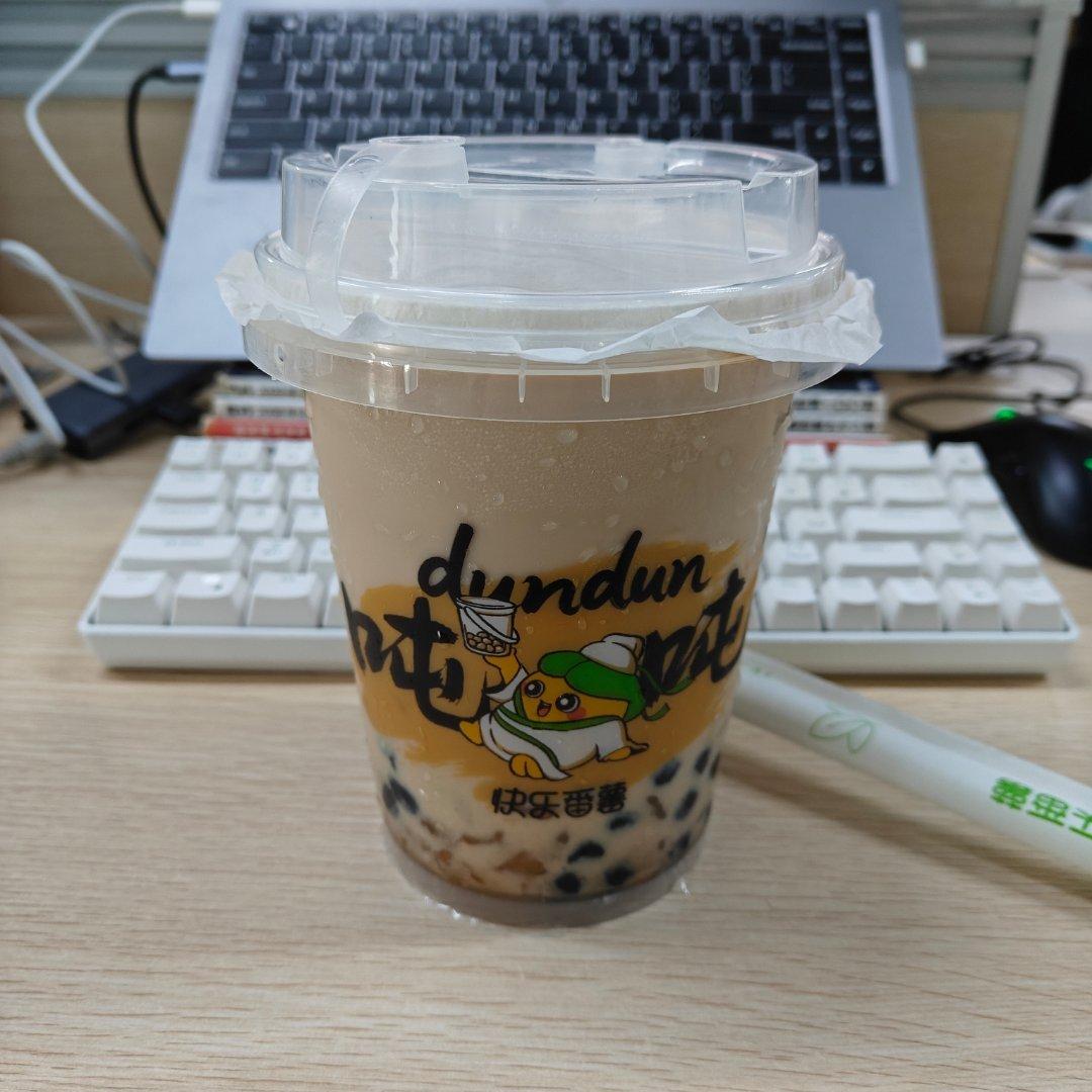 到了快临近下班点公司才整了个下午茶这是秋天的第二杯奶茶了吧[二哈][二哈]有理由