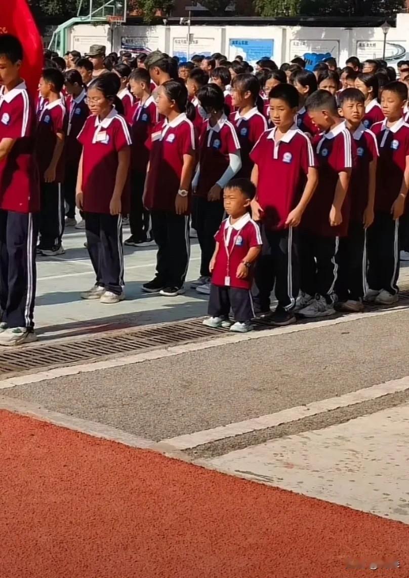 如今学生的校服尺寸都是合身定制的。
记得我们上学那会儿也定制校服，
不过那时的校