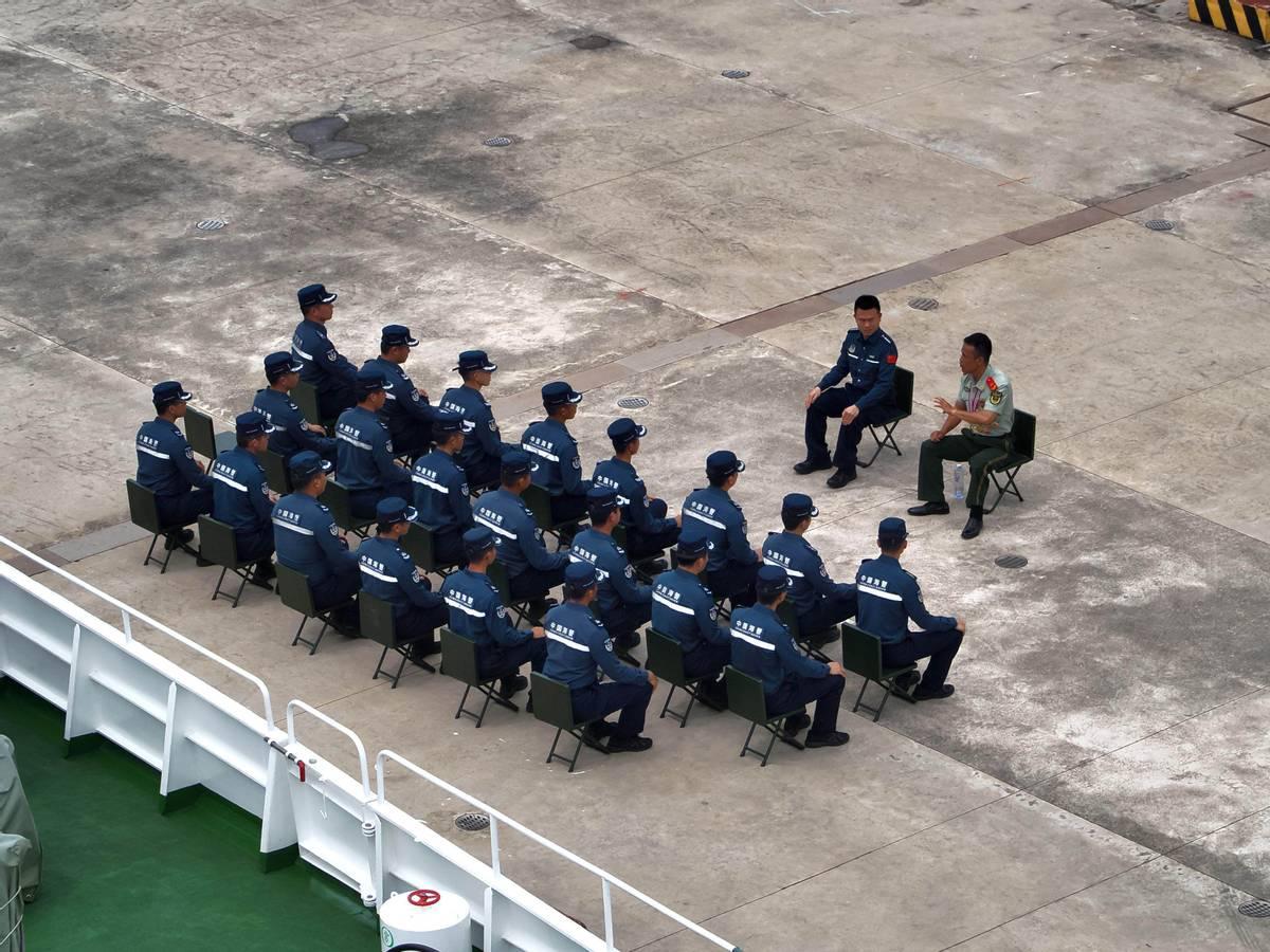 不要小看 橡皮船上这几个 菲律宾人员：大家看看，他们没有一个人穿 救生衣的，有2