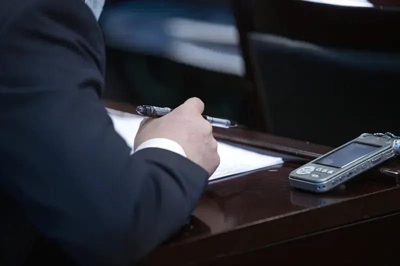 秘书这一职务颇具中国特色，领导会配备专职秘书。你瞧，那些讲话或发言稿基本都蕴含着