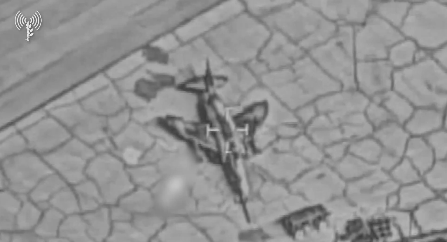 飞扬军事 以色列空军今晨发布视频，显示在对伊朗西北部东阿塞拜疆省大不里士空军基地