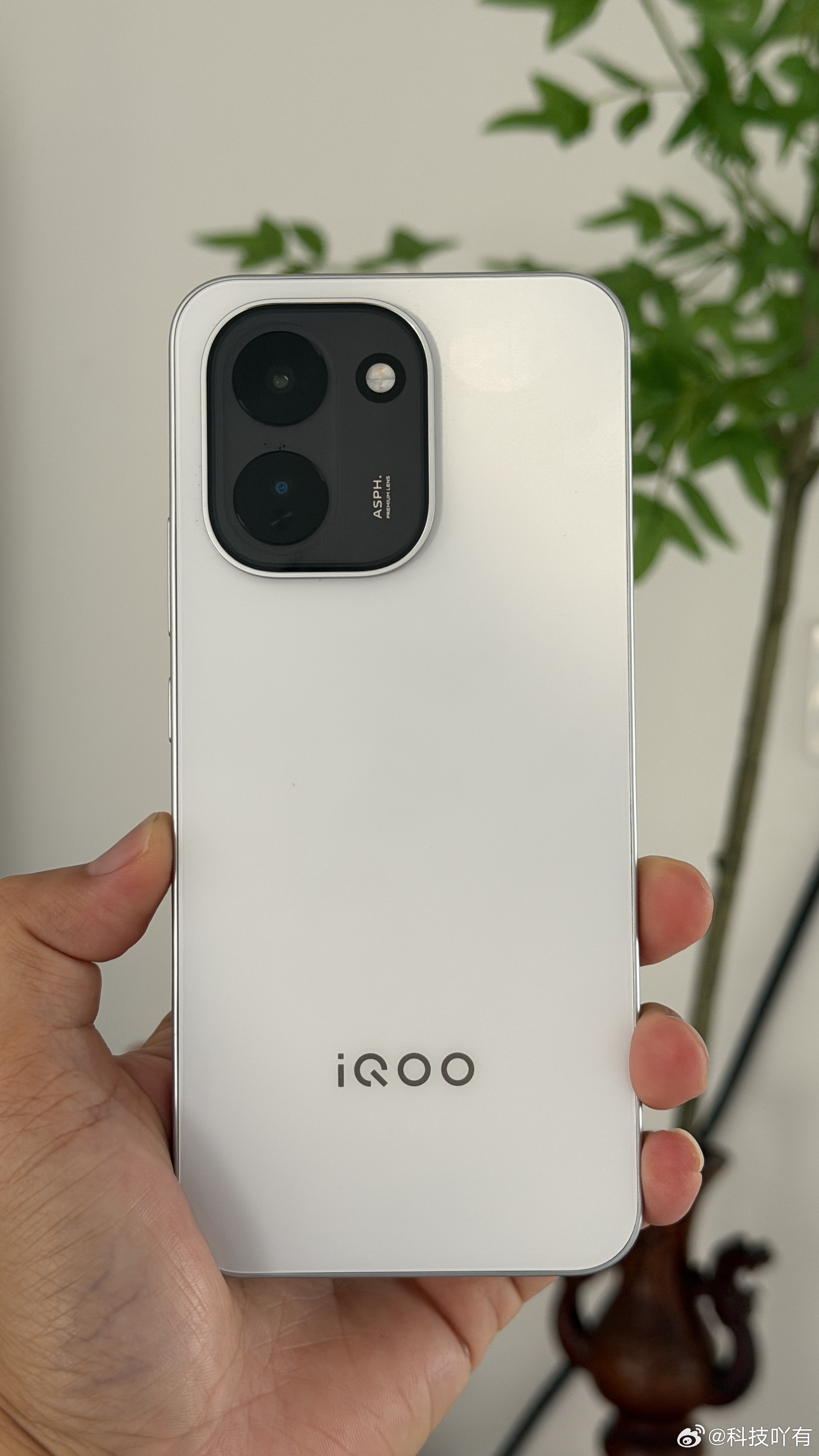iQOO Z11可以说是 1500 以内，闭眼入的一款中端机。这款手机我也用了一