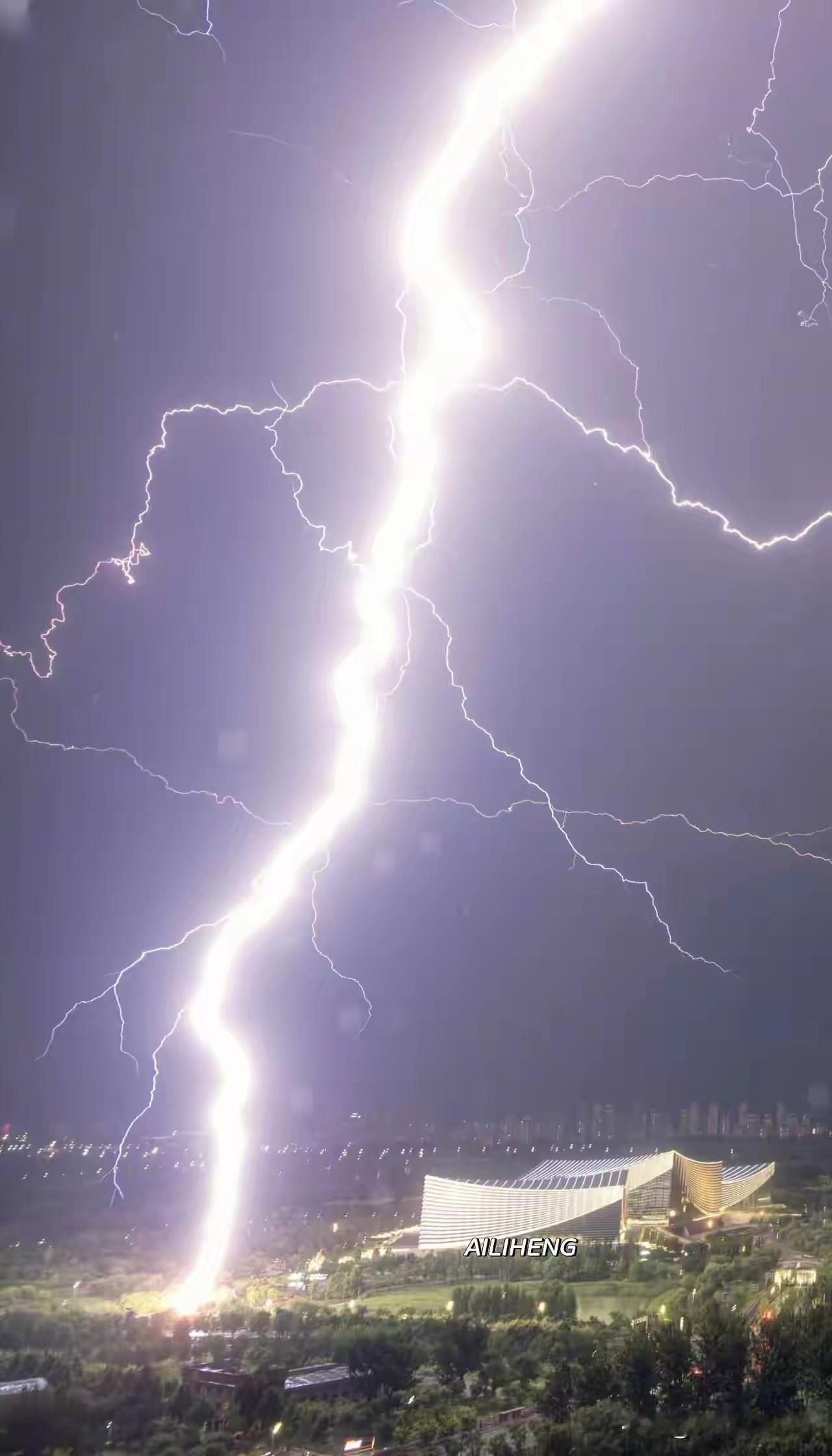 实拍北京闪电划破夜空夜空中的闪电，神奇快乐的天空。