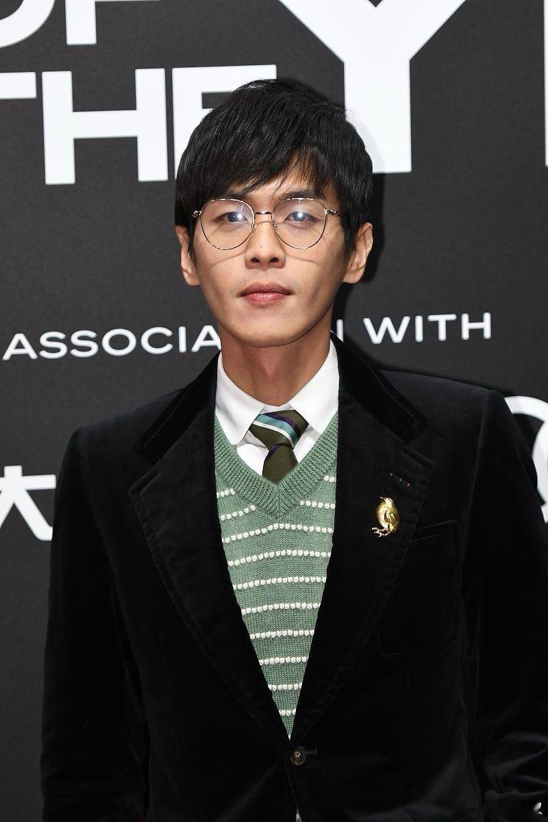 张若昀，演过反面角色吗？戴上眼镜的他，如果扮演一个斯文败类，应该也不算违和吧？ 