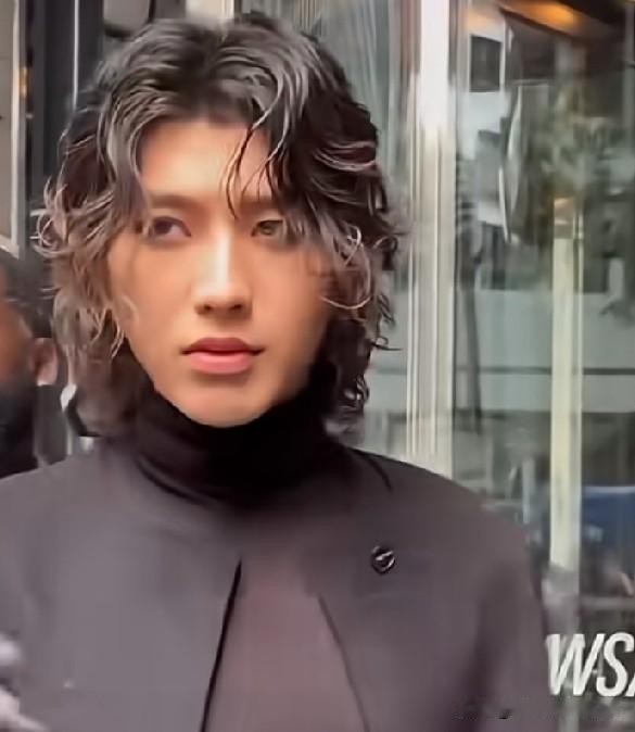 蔡徐坤每次露面都像拆盲盒，永远猜不到这次会带来什么惊喜！蓬松慵懒的卷发搭配一身黑