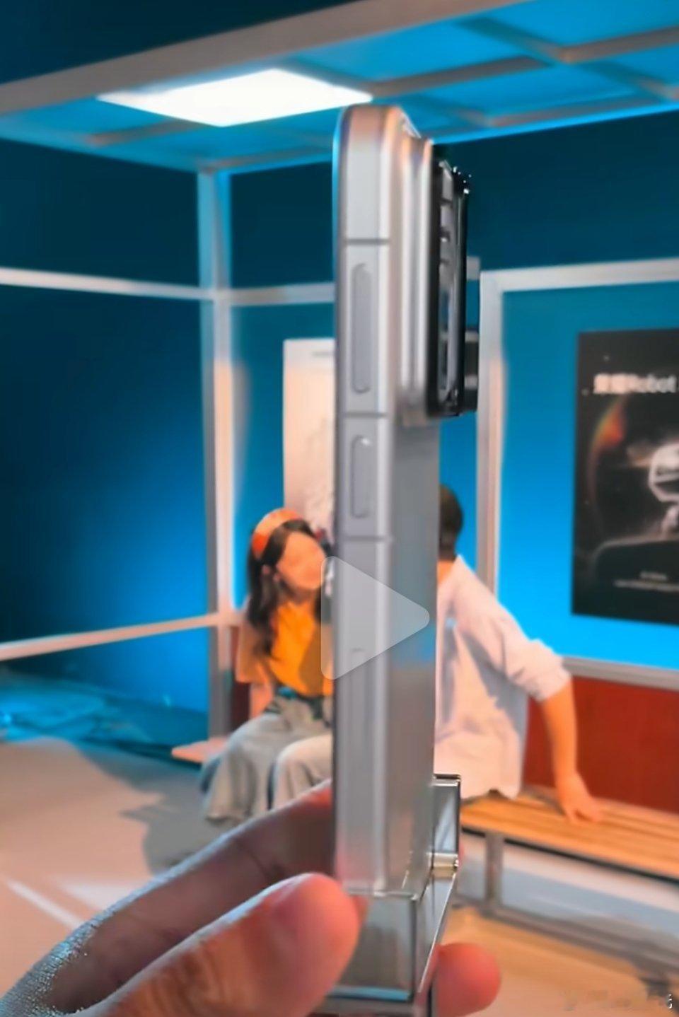荣耀Robot Phone 这么看厚度感觉还能接受就是电池大小什么时候公布这个机