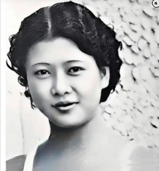 1937年，19岁“游泳皇后”杨秀琼结婚。她提出想避孕十年，丈夫爽快答应。不到一