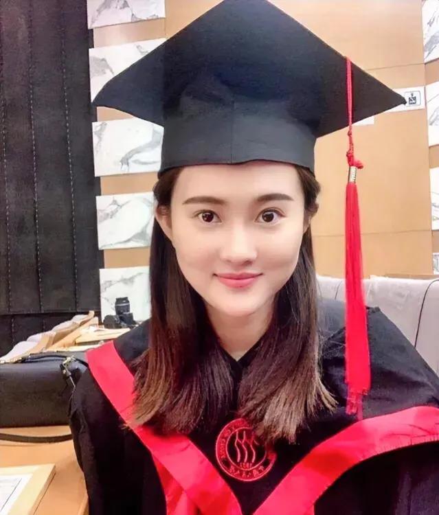 朋友问陈若琳:“你能接受姐弟恋吗？”陈若琳不假思索:“可以，没问题。”朋友又问: