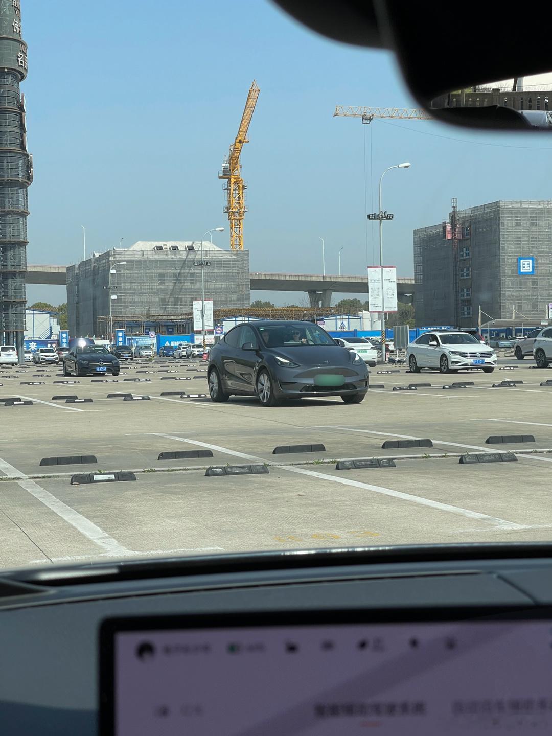 对面的小姐姐在练停车，来来回回十几分钟了，好想让她来体验下自动泊车[喵喵] ​​