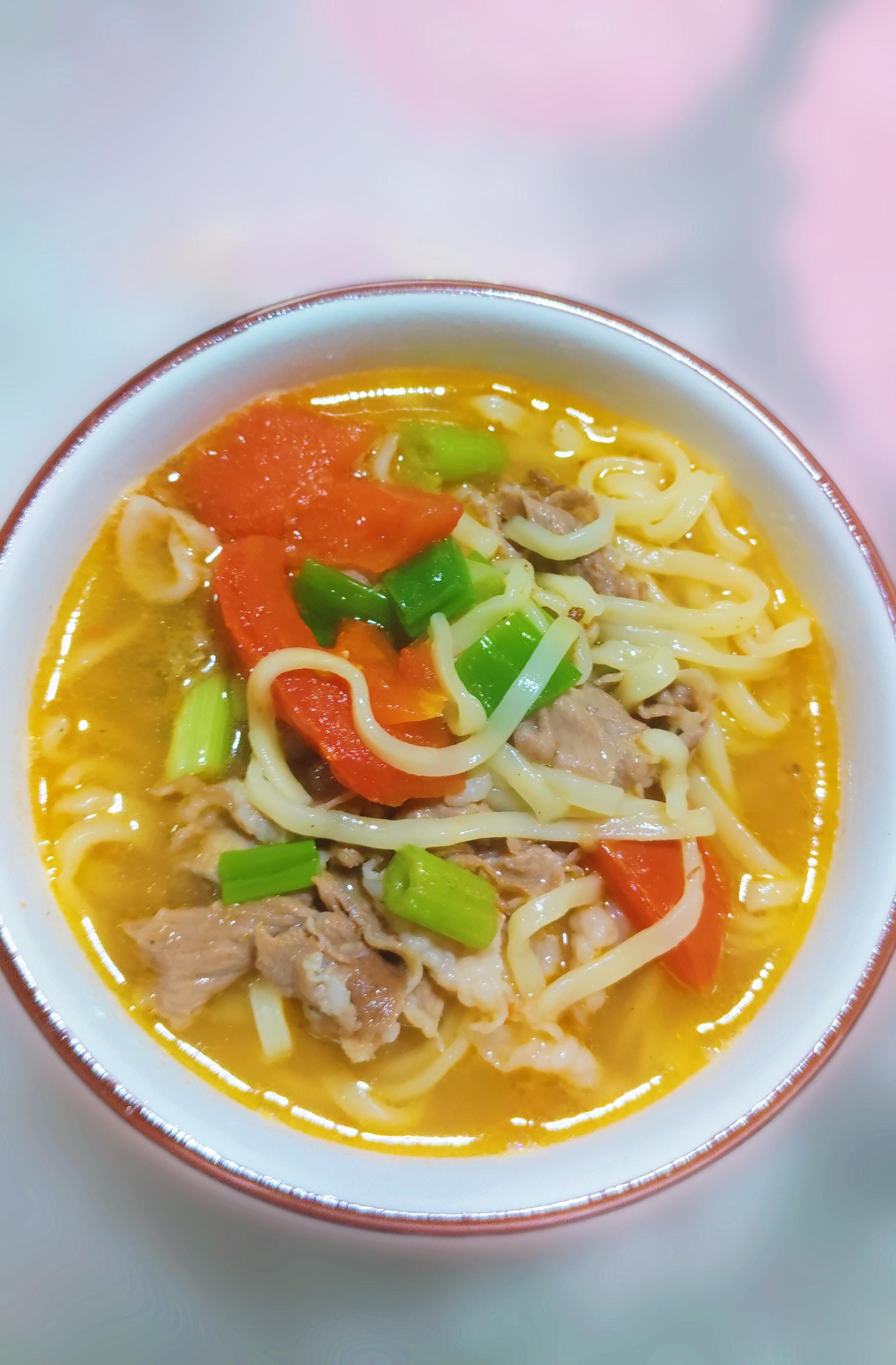 早安～一碗热乎乎番茄牛肉手擀面，金黄浓汤裹着筋道面条，番茄酸甜、肉片鲜香，暖胃又