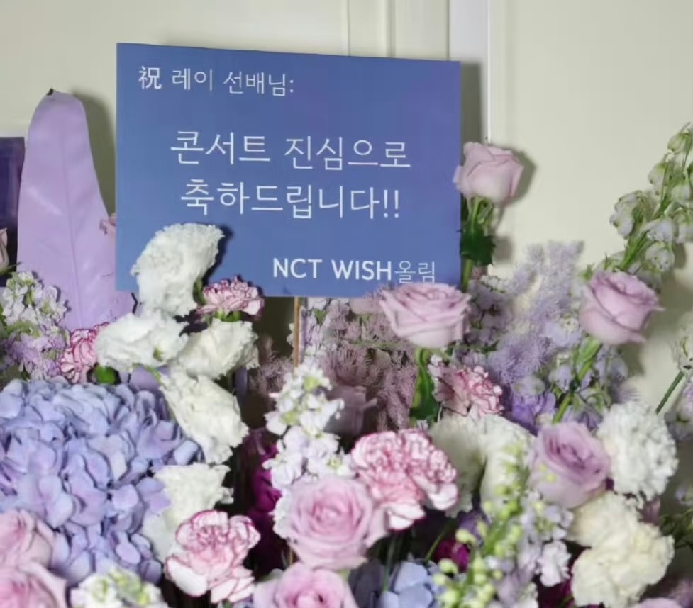 NCTWISH去了张艺兴演唱会并赠送花篮他们在北京签售 张艺兴刚好在北京开演唱会