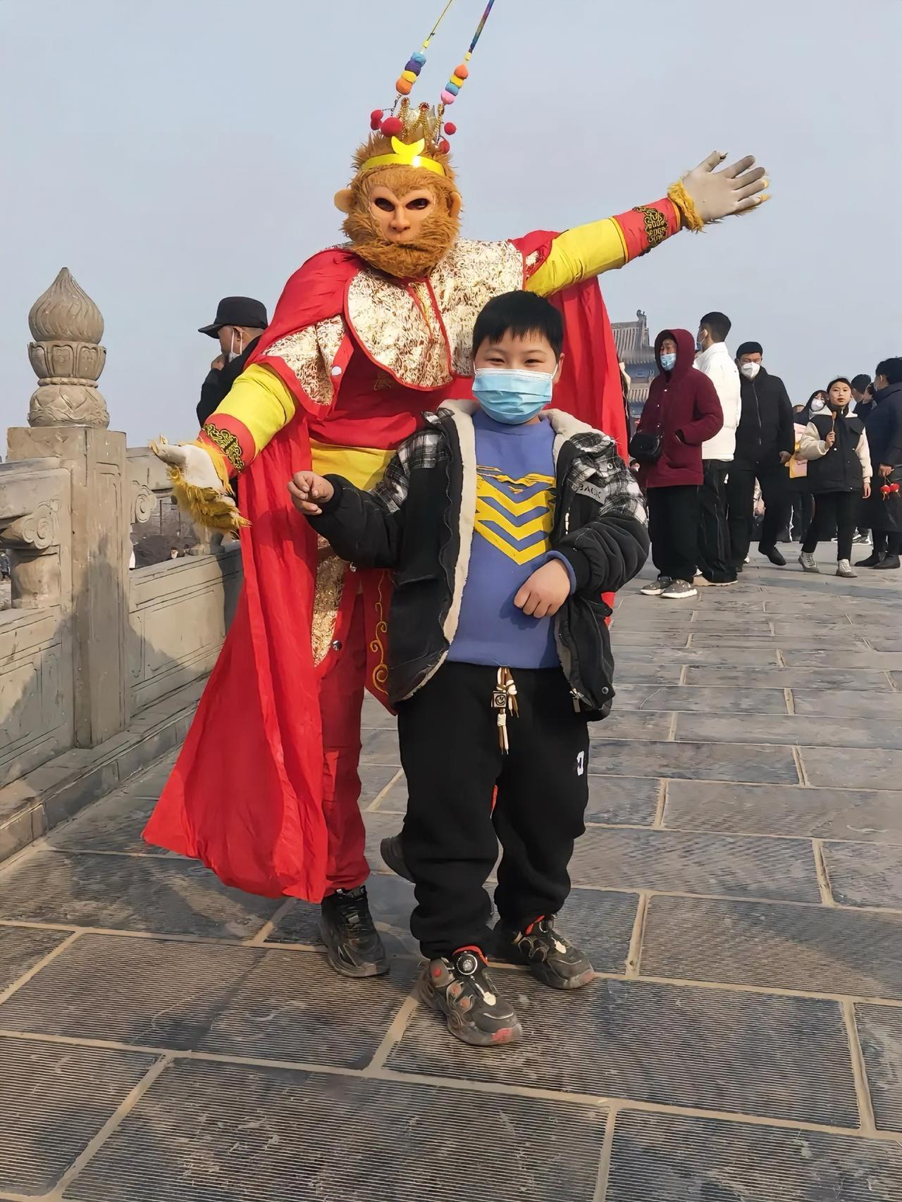 豫见一兵哥吐槽商丘古城猴子拍照要钱乱象，遇见猴子拍照请大家远离，谨防强迫消费20