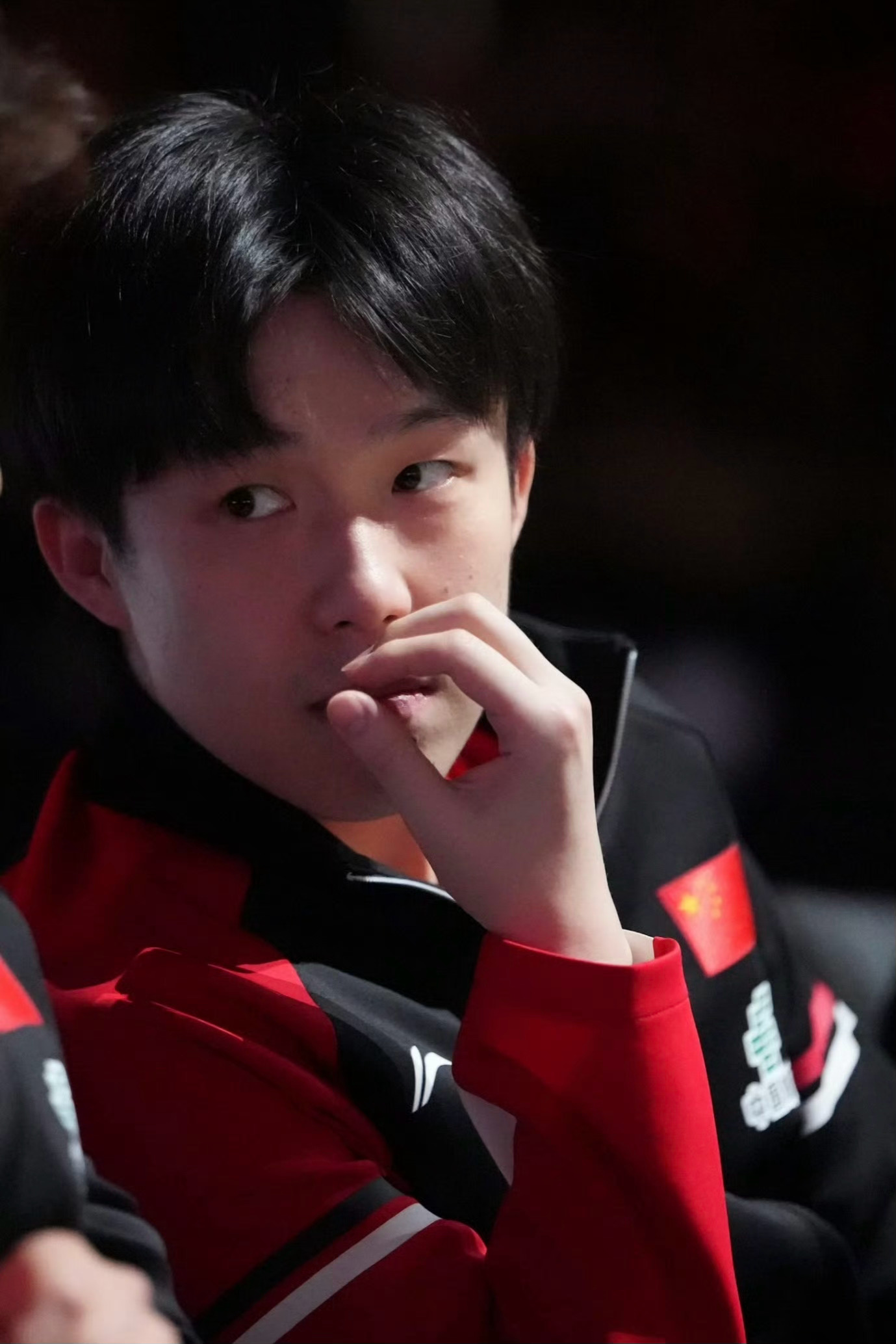 帅爸老爸眼睛就这样又大又圆 