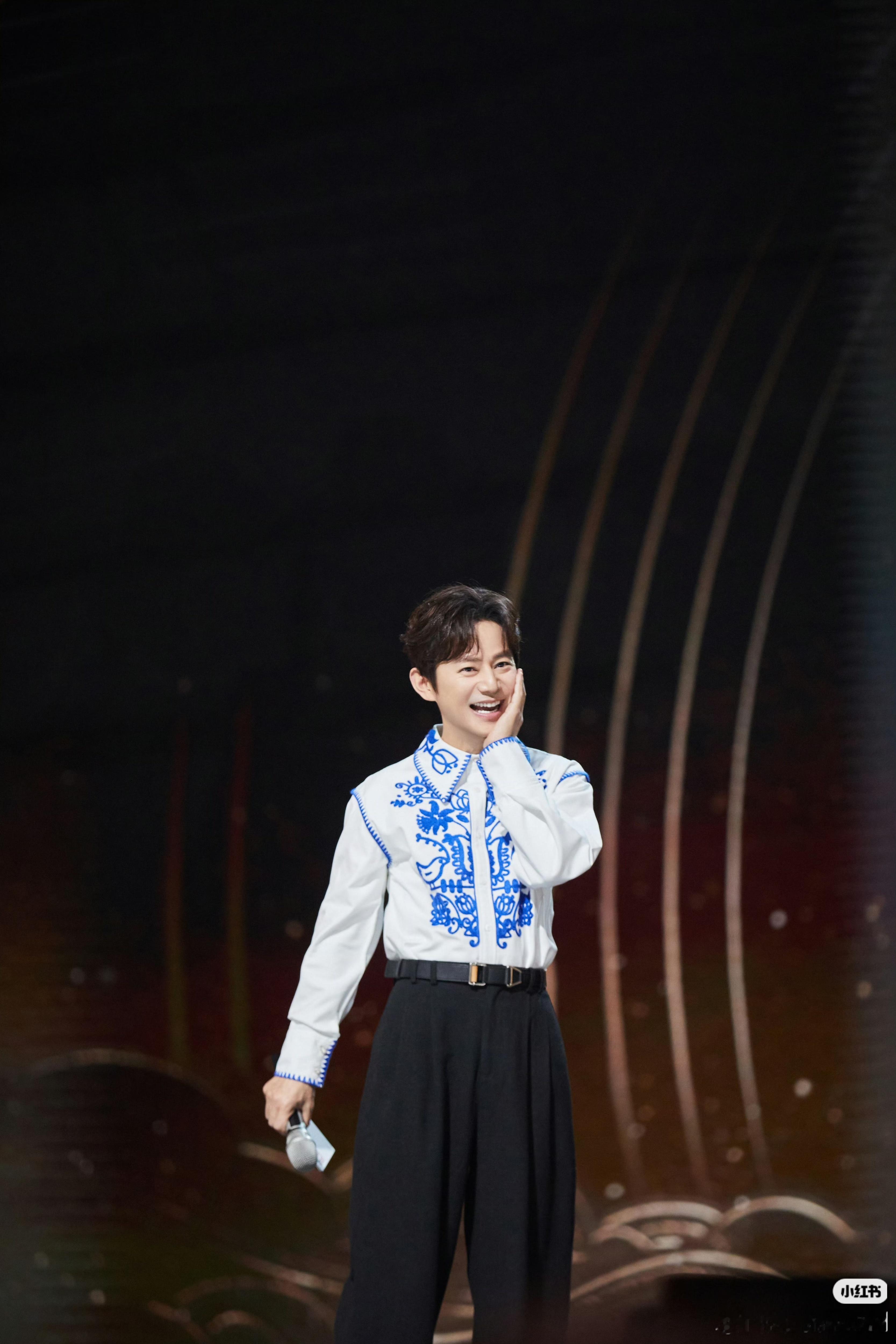 王鹤棣整蛊何炅 笑不活了！何炅轻信王鹤棣，放心上手玩球蛋球，谁料直接碎了一手，这