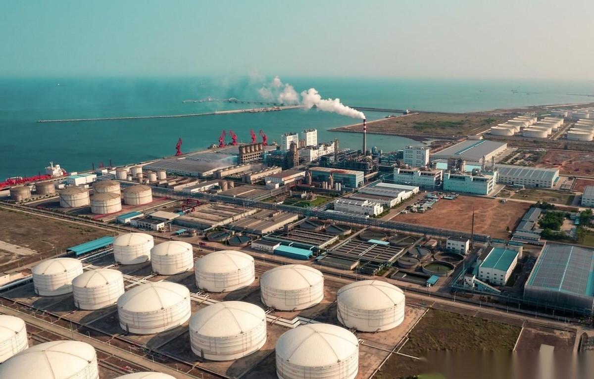 伊朗终于开窍了，开始空袭以色列的基础设施，之前伊朗空袭的目标，实际上大多数都属于