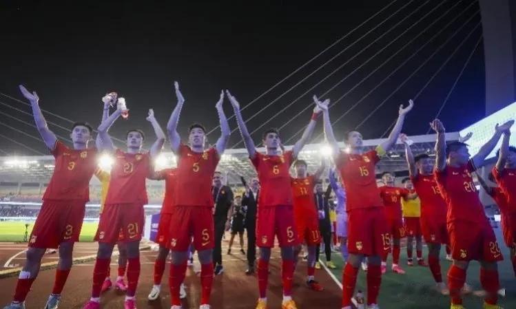 #亚运国足迎来开门红#
在黄龙体育中心，中国男子足球队以5:1的大比分战胜了印度