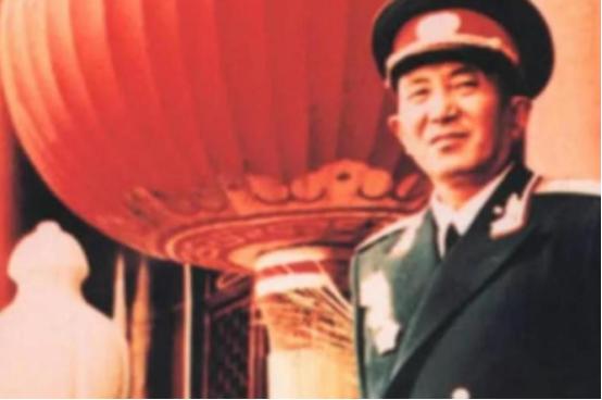 1966年3月18日，60岁的罗瑞卿将军从3楼纵身跳下，当场血流不止。消息传出，