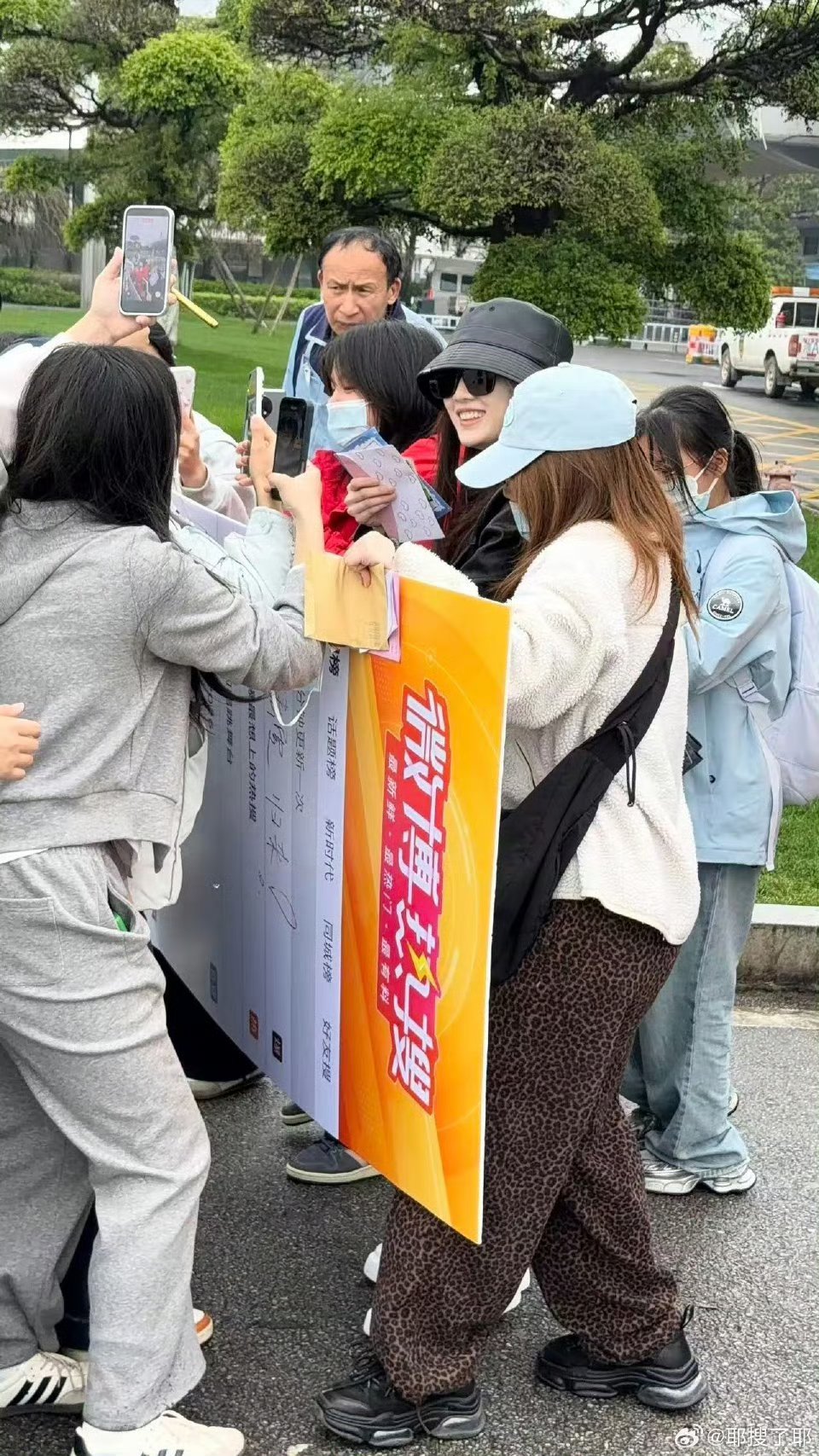 张慧雯被接机缺氧张慧雯到长沙录乘风，被粉丝围得水泄不通，热到拿小扇子扇风快缺氧！