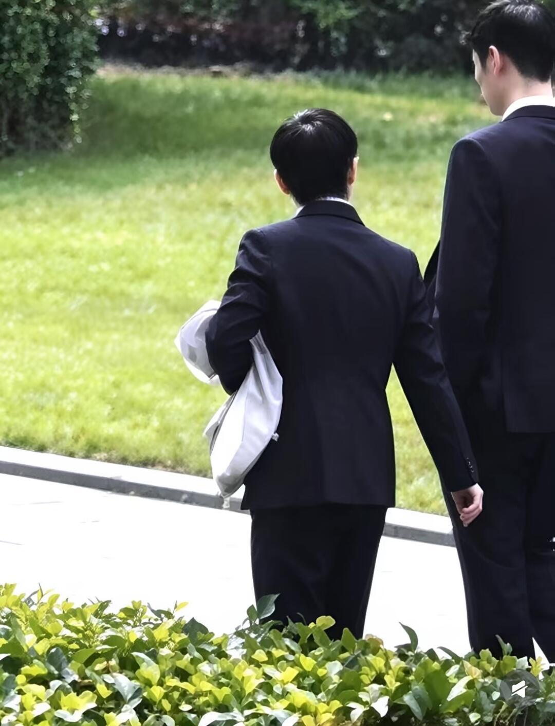 孙颖莎西装 少年意气锋芒尽显，莎莎凭热爱续写乒乓荣光 