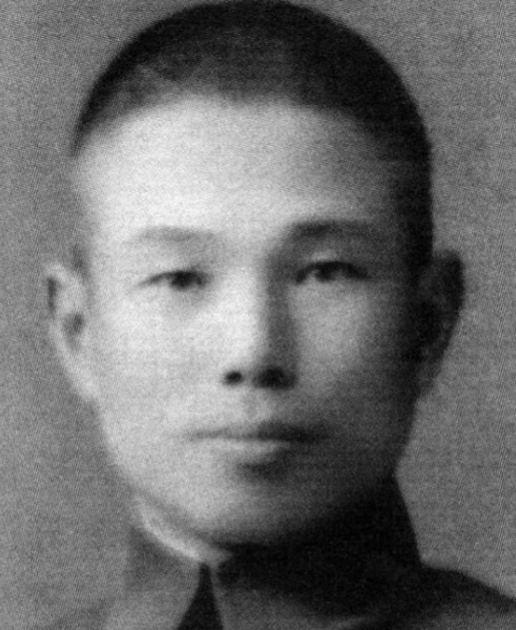 他带领队伍突围时，突然一颗子弹击中胸部，他倒在地上

他就是第69集团军参谋长王