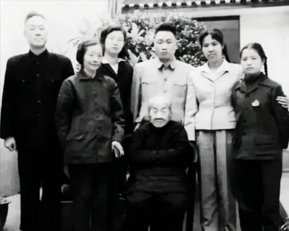 1962年，杨开慧母亲向振熙老人去世了。消息传到中南海的时候，毛主席正在看文件。