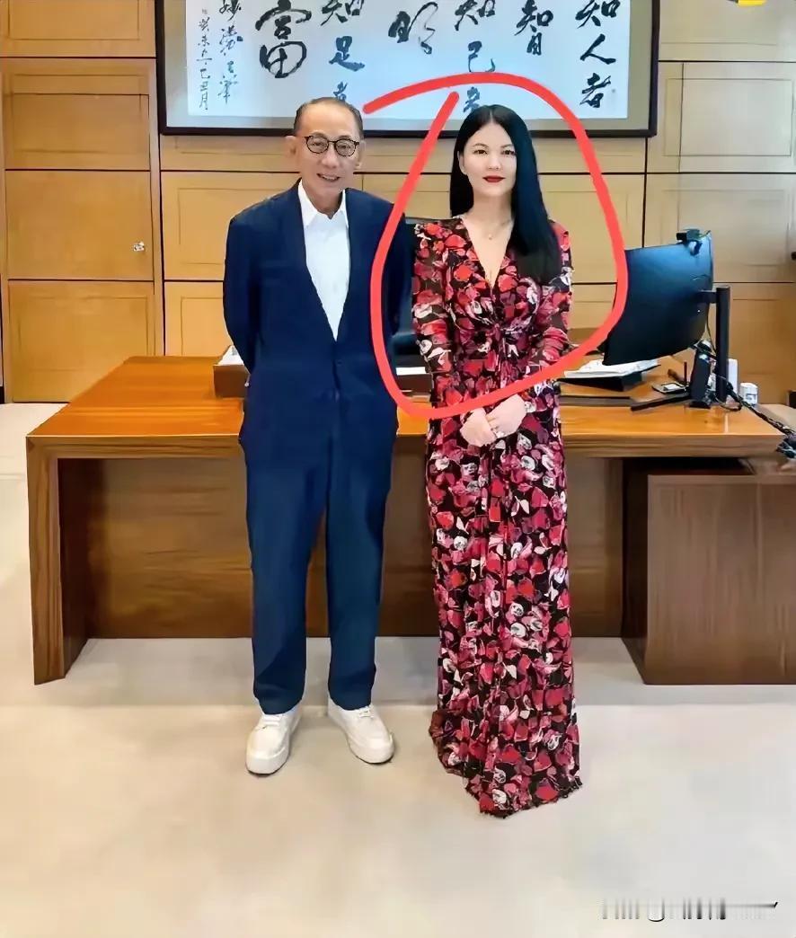 这位美女是李湘，总有一种贵妇范儿，当过主持人，说话也有条不紊，依靠自身名利双收，