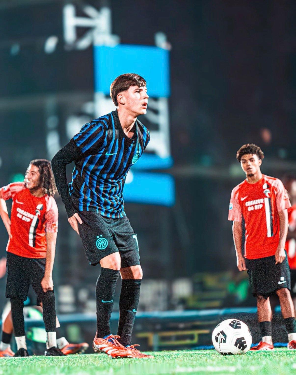 🇦🇷👦17岁的克里斯蒂亚诺·卡尔博尼将加盟塔勒雷斯俱乐部，这支球队目前征战