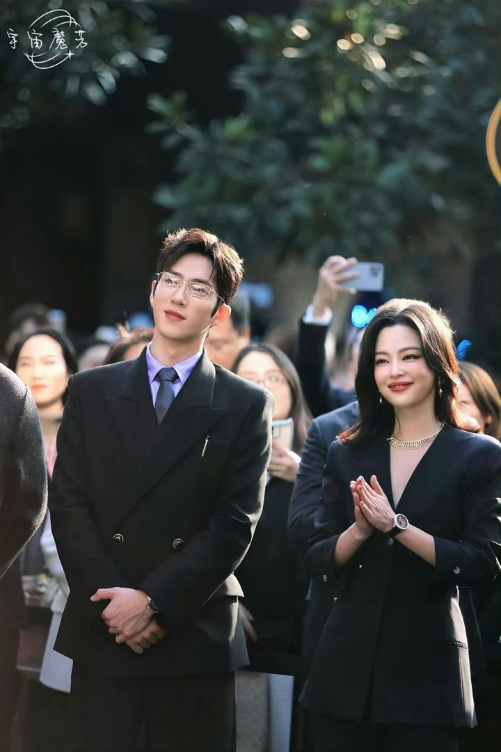 辛芷蕾神图旁站的是井柏然果然啊 人类都是相同的在出片这件事上 没有男女神之分