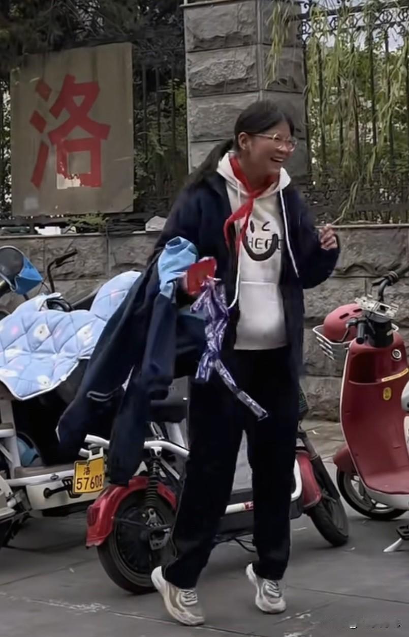 今天刷到这样一个视频，感觉做的很好，很“接地气”。说的是一个博主，挑战在洛阳和女