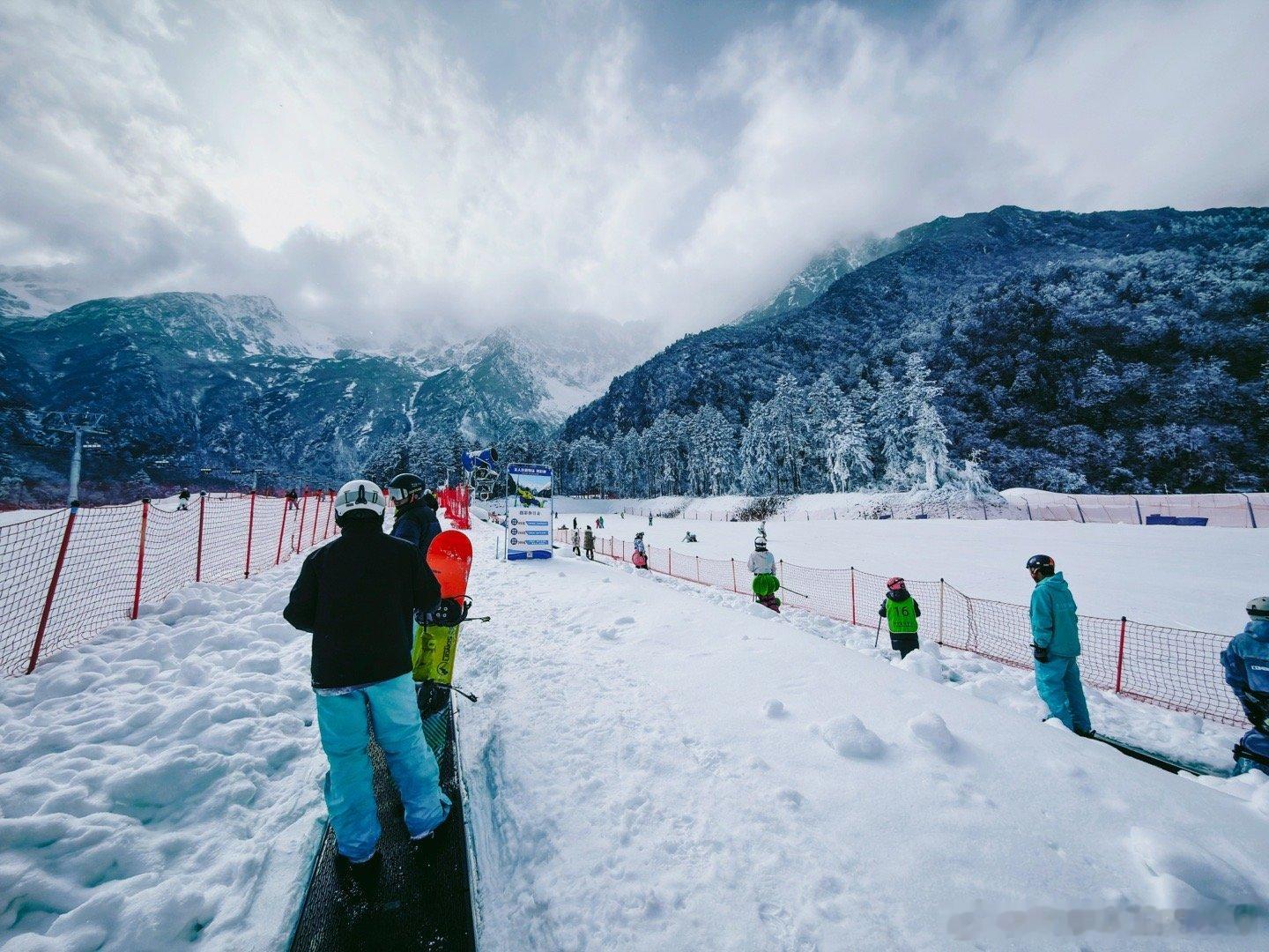 羌人谷还得非周末来，人很少，体验很棒！记录下第一次滑单板，也没怎么摔，教练说我是