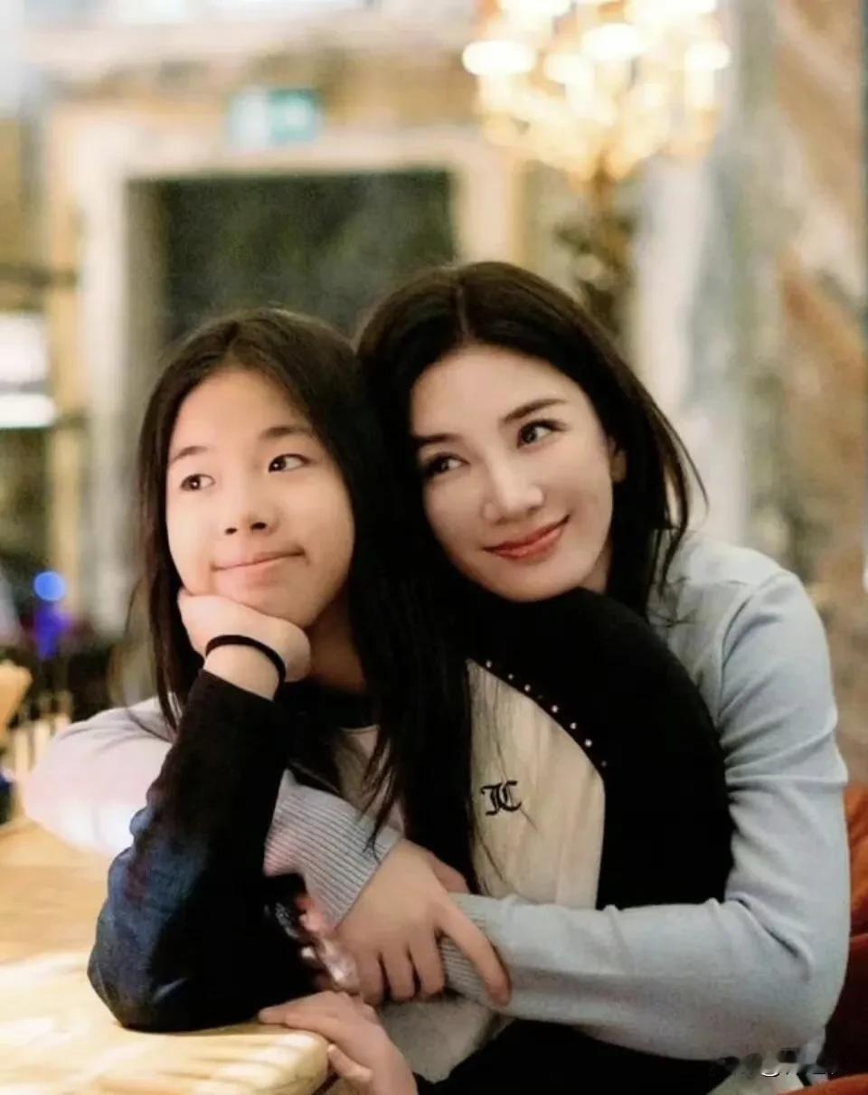 我倾向于是孩子太坚持了，因为黄奕女儿的这个年纪有点幻想非常正常，也看得出黄奕不是