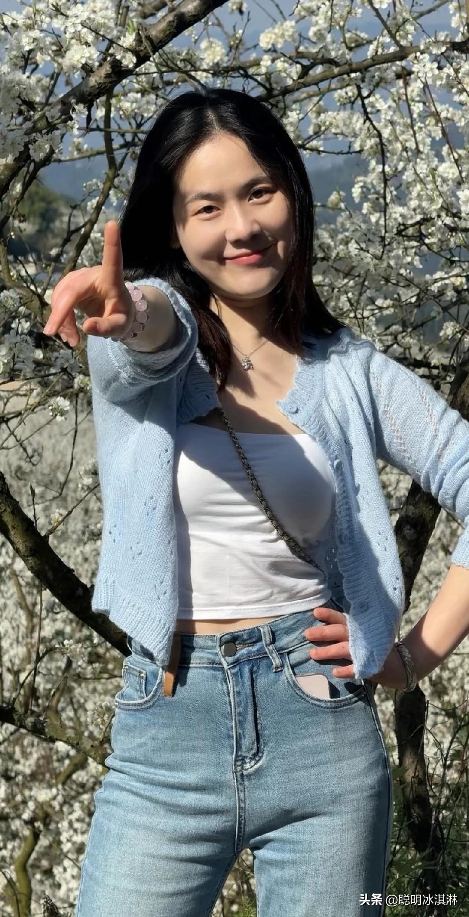 春日穿搭， 花海中的甜美少女！