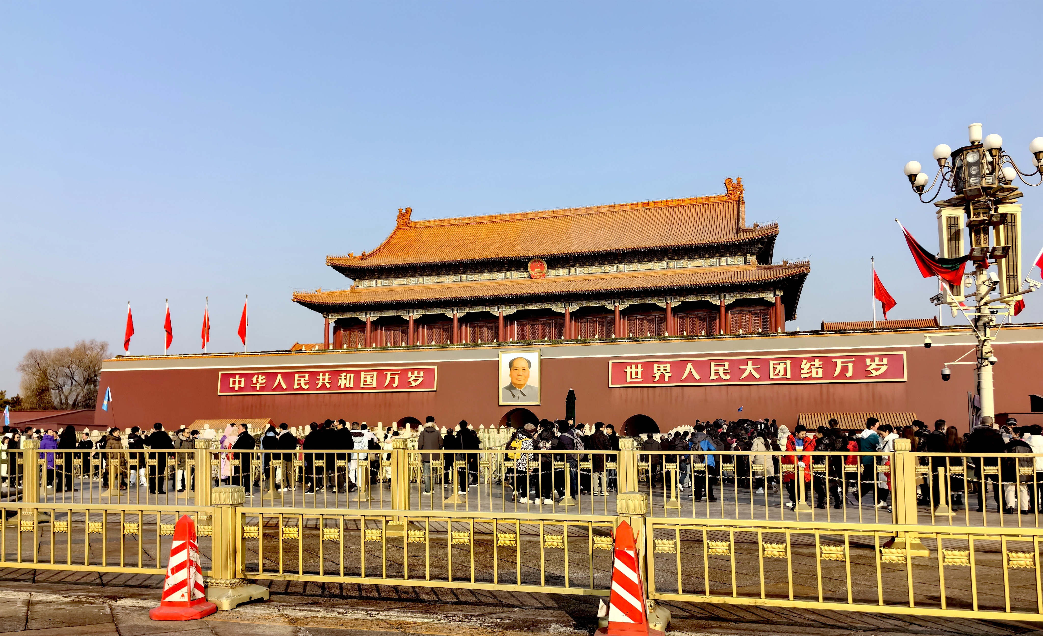 路过天安门。没看清这是哪国国旗。 ​​​