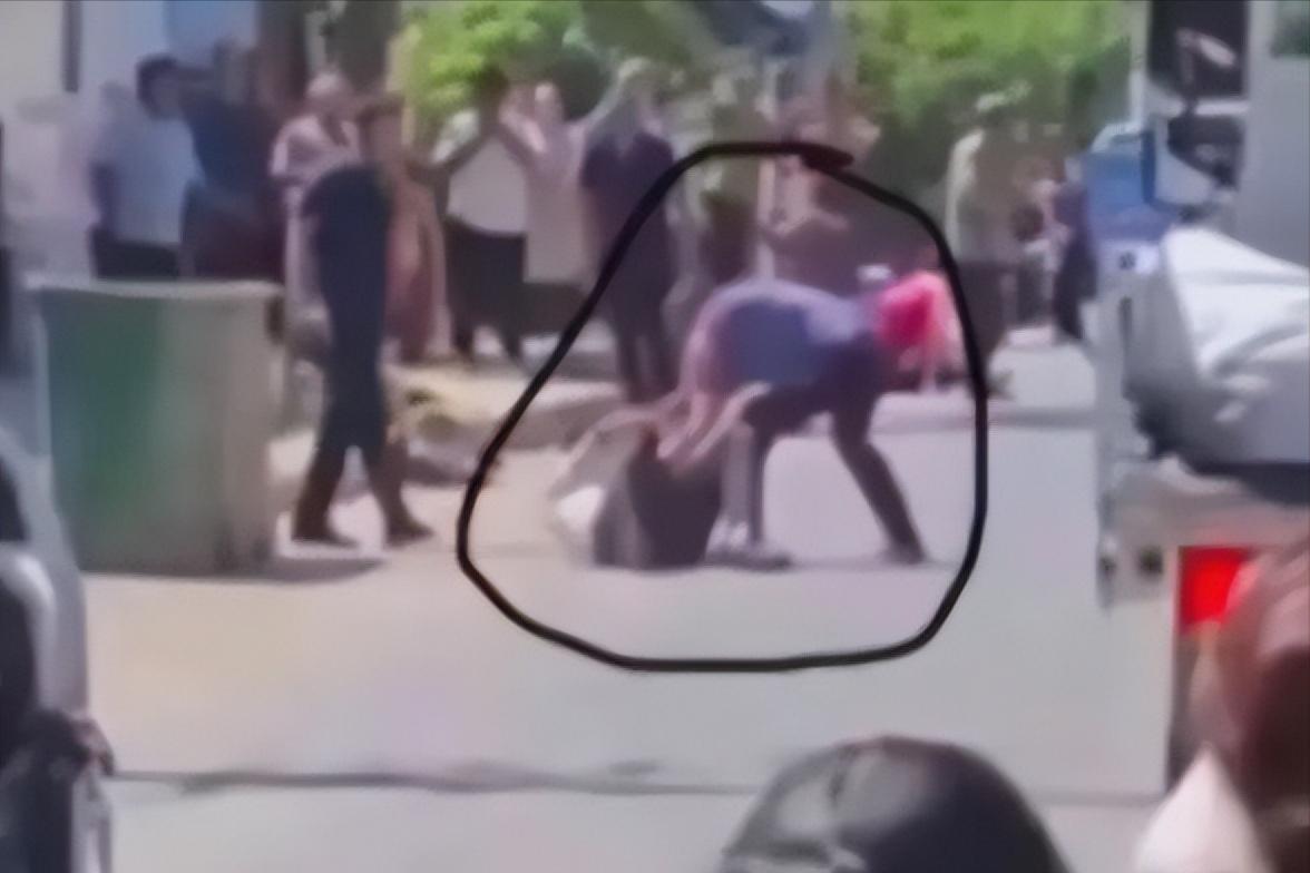 讨债无果，光天化日之下，他举起镰刀对向同村人，三人死亡，行凶者满身鲜血呆坐路边…