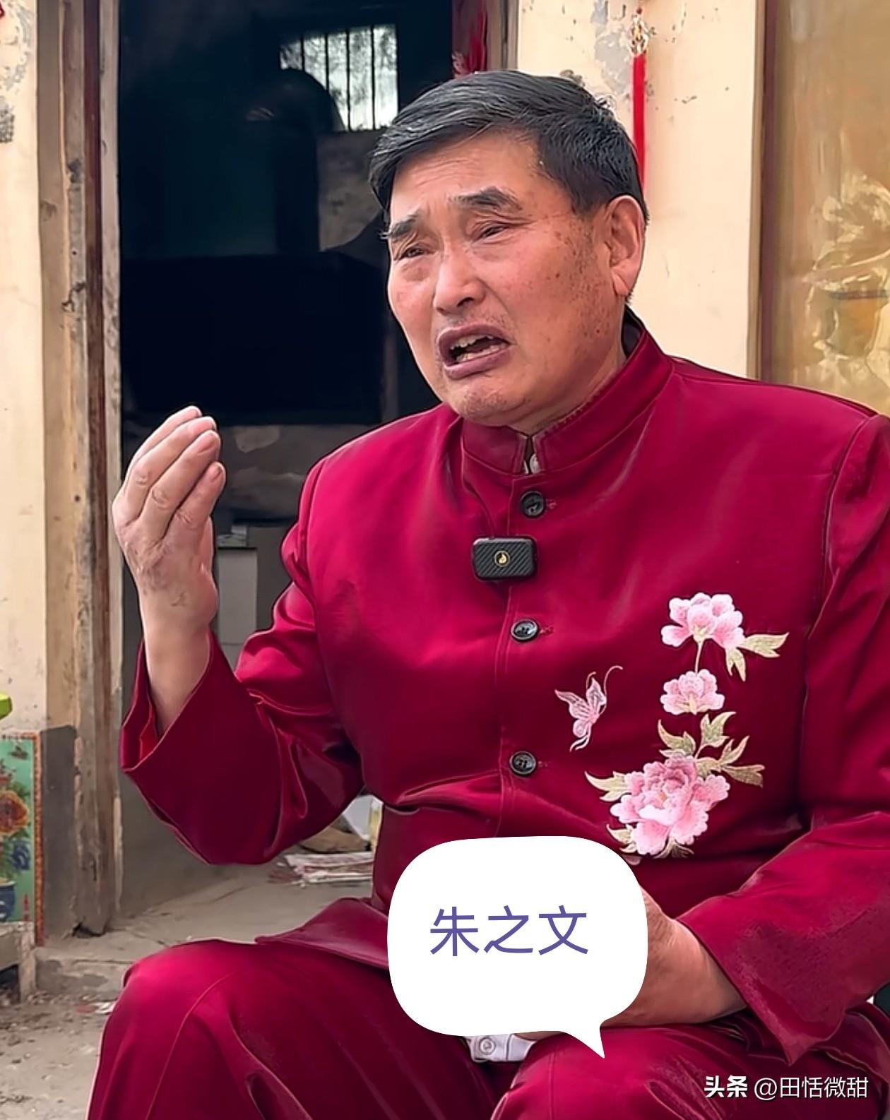 大衣哥朱之文虽然文凭不高，但活得通透。草根歌手就他走得远，说话滴水不漏，有高人指