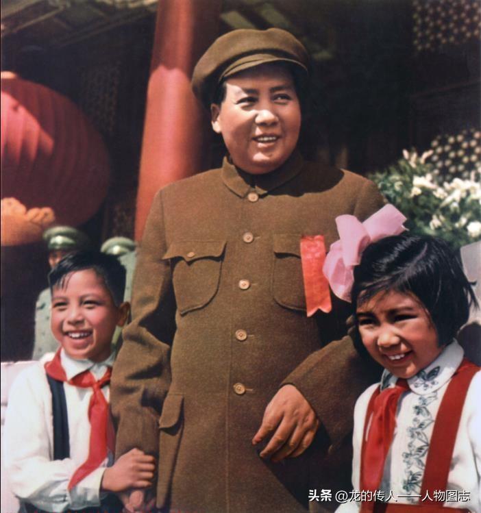 1951年10月1日毛主席在天安门城楼与献花的儿童谈话