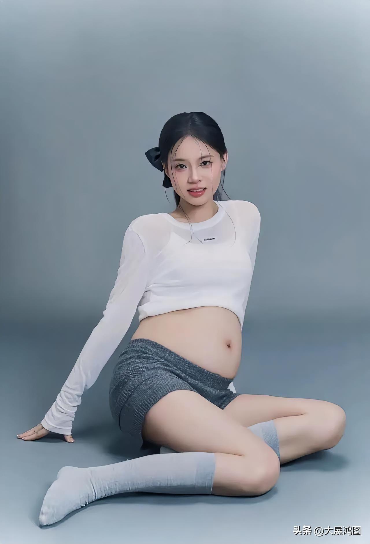 清新少女风，简约穿搭，自然美态。