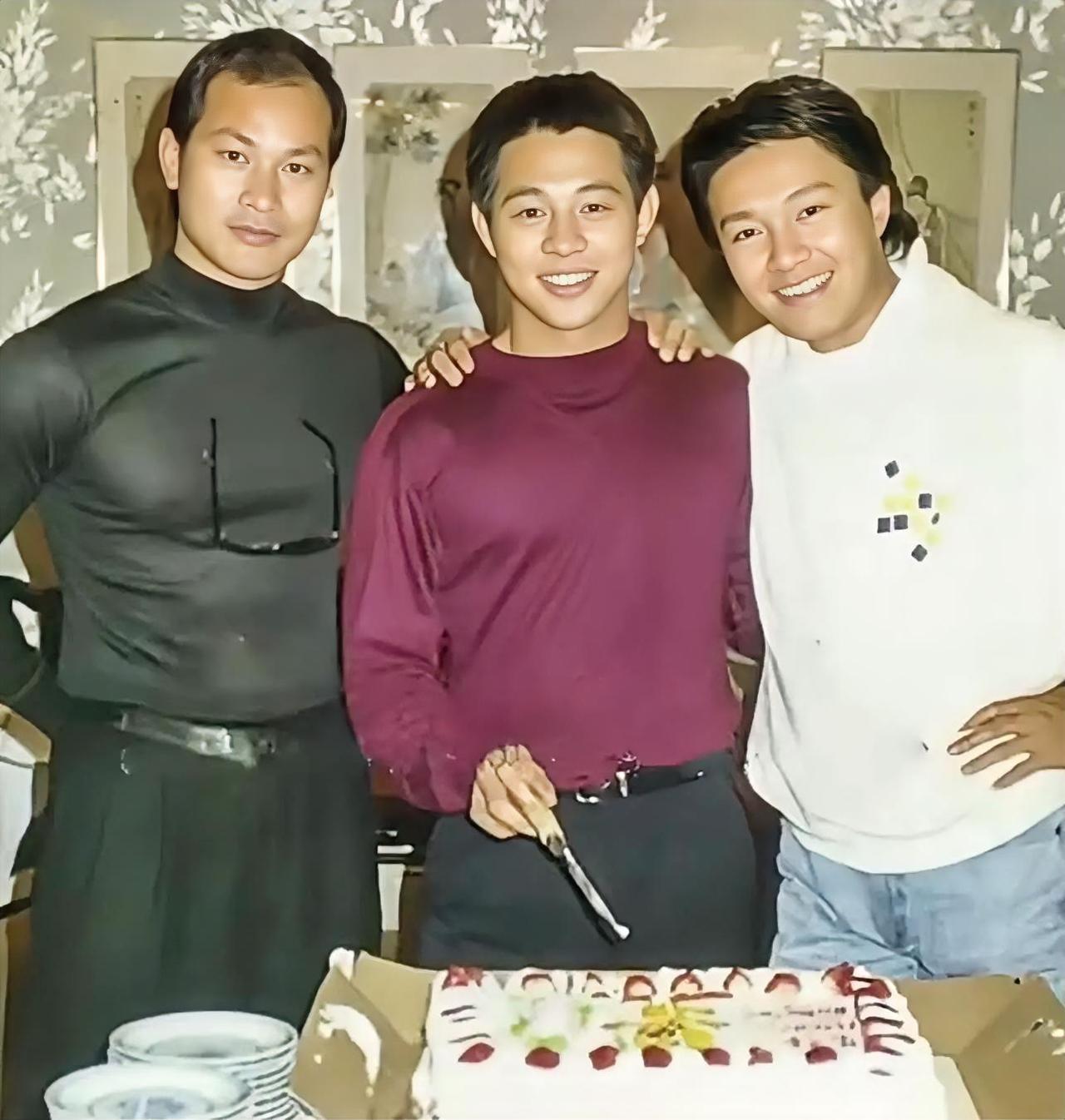 李连杰 周星驰 狄威的一张老照片
还是C位的李连杰最帅
他三个周星驰身高最矮吗？