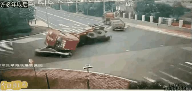 到底谁之过，拐弯大让直行吗

        路口正常行驶的小车，大货车在遇到左