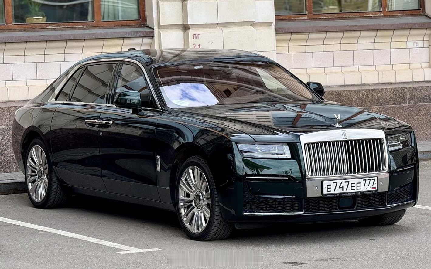 Rolls-Royce Ghost / ZAZ 965Land Rover Ra