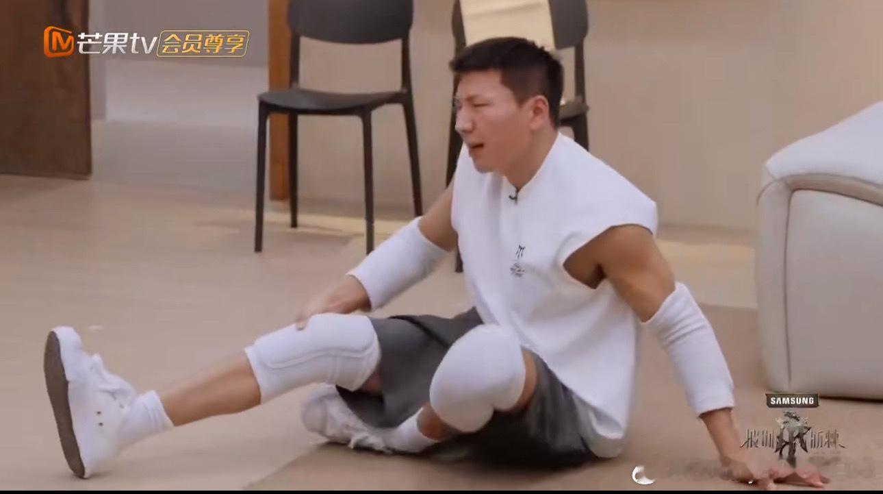 #阿如那每走一步都是嘶哈# 阿如那台下每走一步都是“嘶哈”[笑cry]。 ​​​