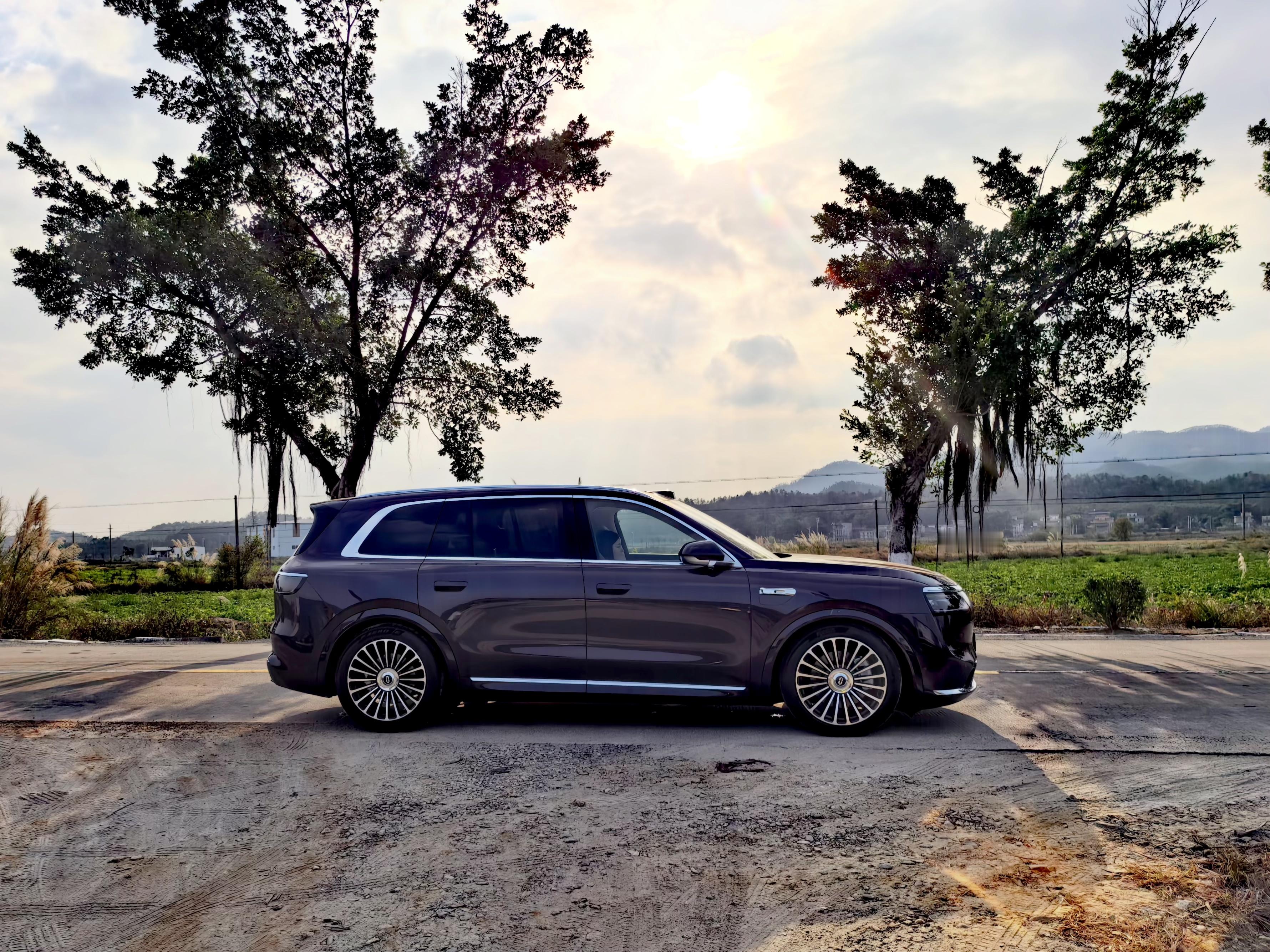 亲友看了看问界M8，这车配置真豪华，比之前见过的豪华品牌配置更高。坐了坐，大家都